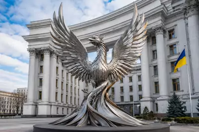 Біля будівлі МЗС у Києві встановили восьмиметрову скульптуру «Фенікс»
